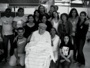 Equipe da Fundação Athos Bulcão, comemorando os 89 anos de Athos Bulcão, em 2 de julho de 2007. <em>Foto: Arquivo</em>